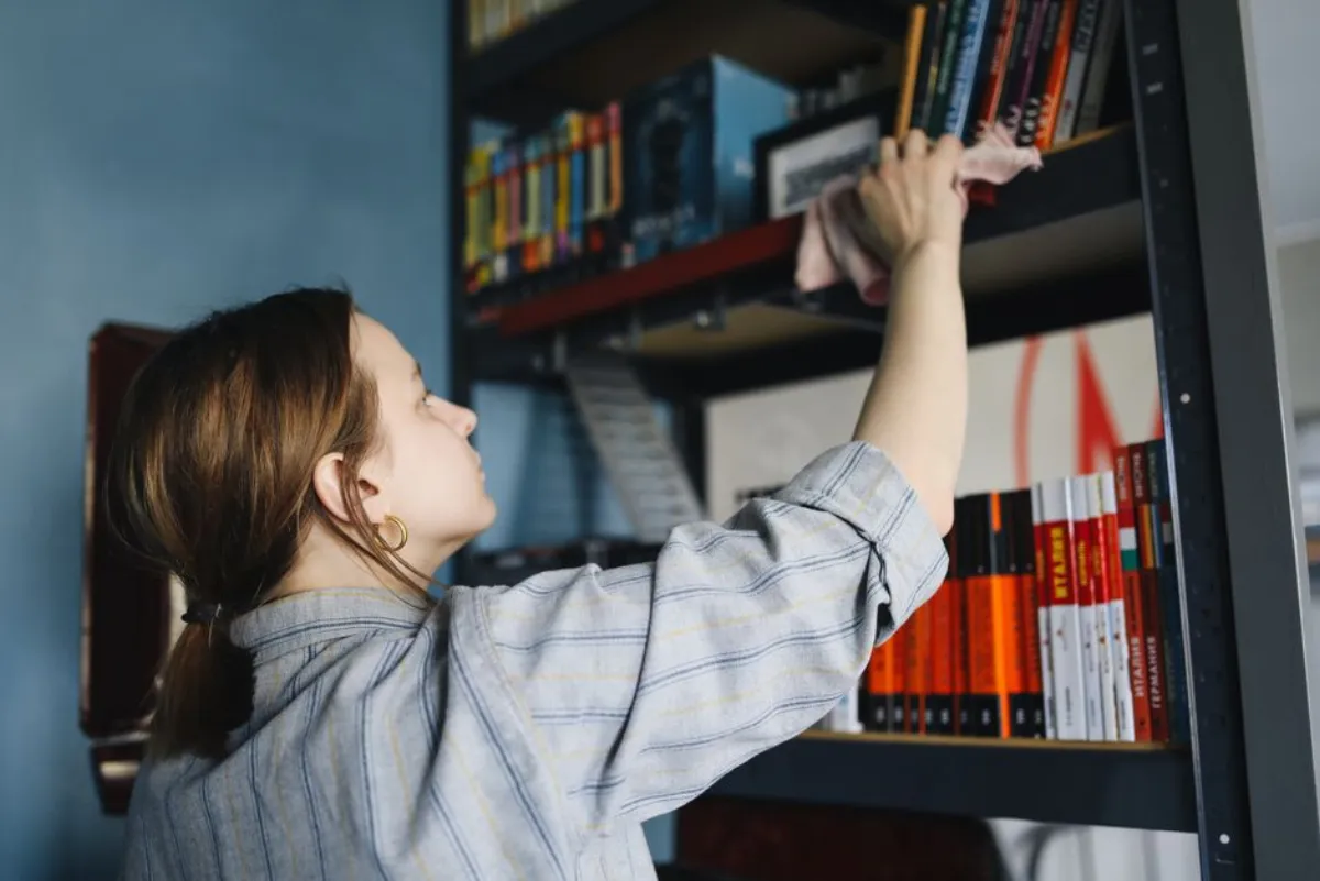 tidy bookshelf